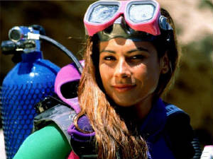 Women that scuba dive with SDA certification